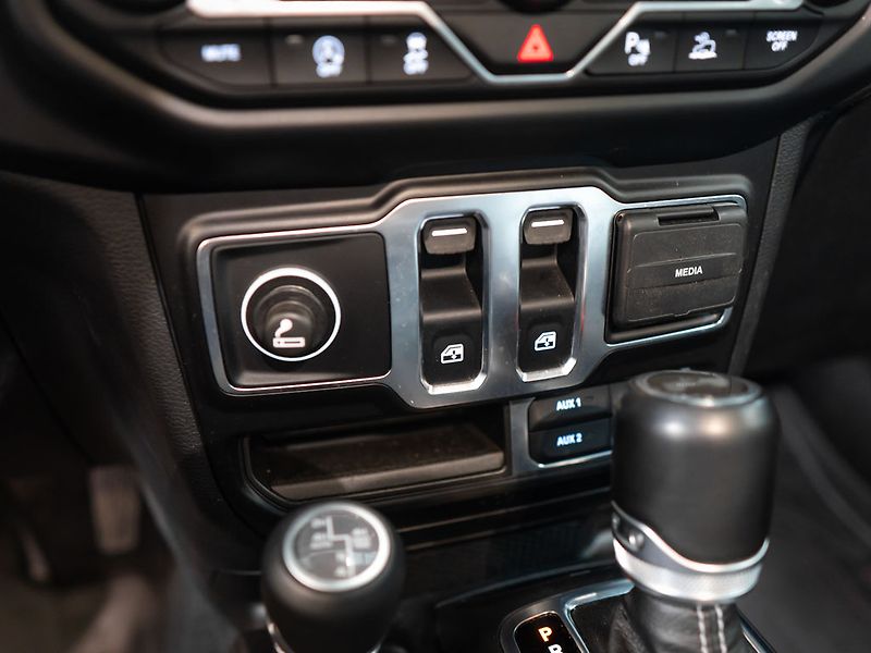 Jeep Wrangler (2021) 2.0 Sahara Overland - fotka 27 z 36