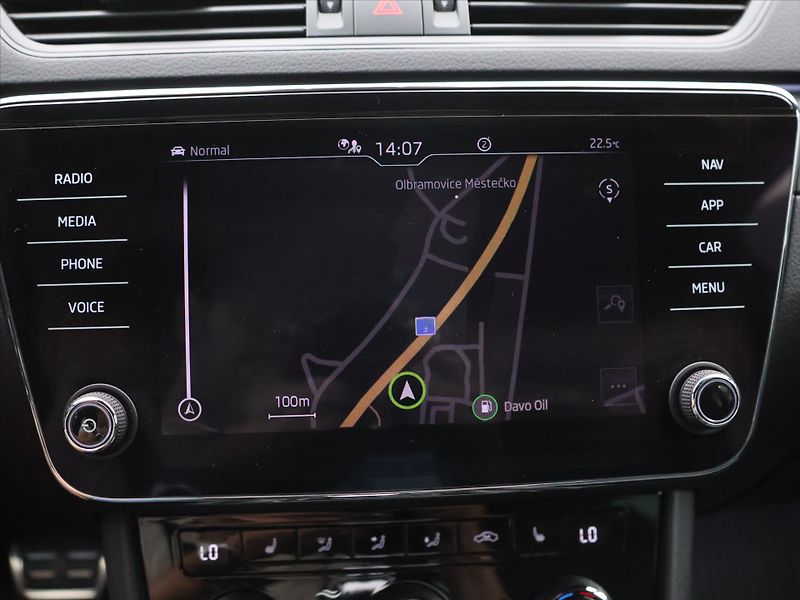 Škoda Superb 2,0 TDI 147kW DSG CZ Sportline - fotka 22 z 33
