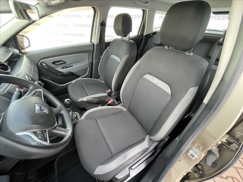 Dacia Duster 1,6 i,,84kW,serv.hist.,STK 1/2 - fotka 11 z 19