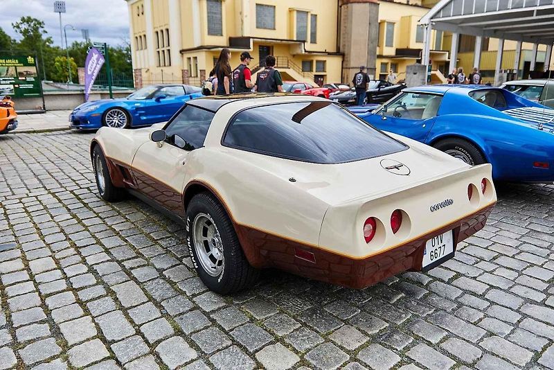 Americké automobily Corvette na 21. ročníku tradičního srazu v areálu Plzeňského Prazdroje.