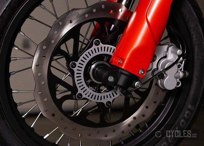 QJ Motor (2026) COV 125 Super Motard - Skladem - fotka 13 z 18