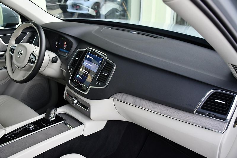 Volvo XC90 T8 AWD RECHARGE 7MÍST 1M  - fotka 17 z 38