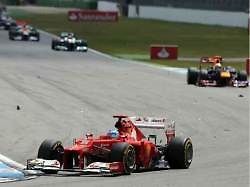Fernando Alonso na špici závodního pole ve Velké ceně Německa.