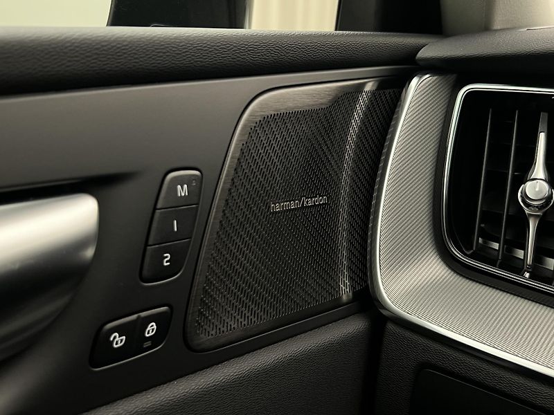 Volvo XC60 B5 AWD PLUS DARK AUT REZERVACE - fotka 17 z 44