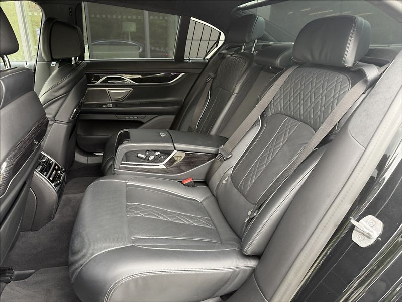 BMW Řada 7 3,0 xDrive 740d - fotka 31 z 39