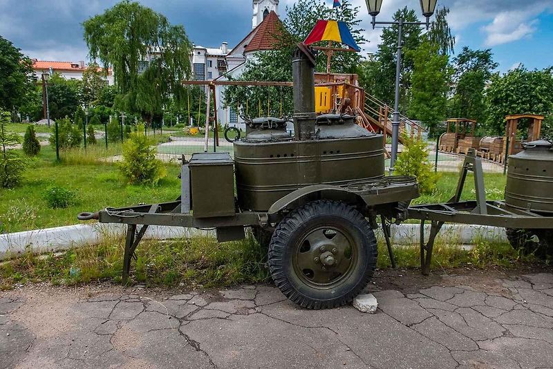 Transport německé polní kuchyně těžkým terénem na východní frontě.