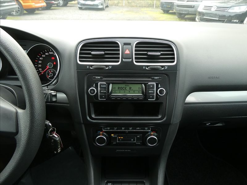 Volkswagen Golf 1,6 TDi 77kW serviska, závěs - fotka 28 z 43