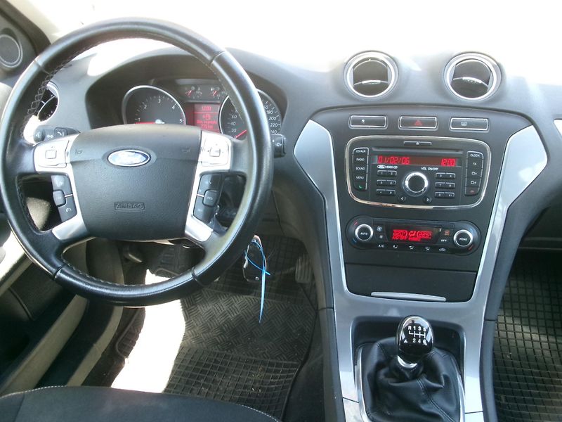 Ford Mondeo (2012) 2.0 TDCi AC TEMP ZADÁNO - fotka 18 z 23