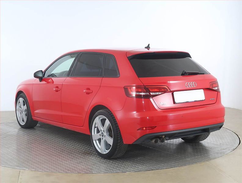Audi A3 (2019) Attraction 2.0 TDI, 4X4 - fotka 4 z 17