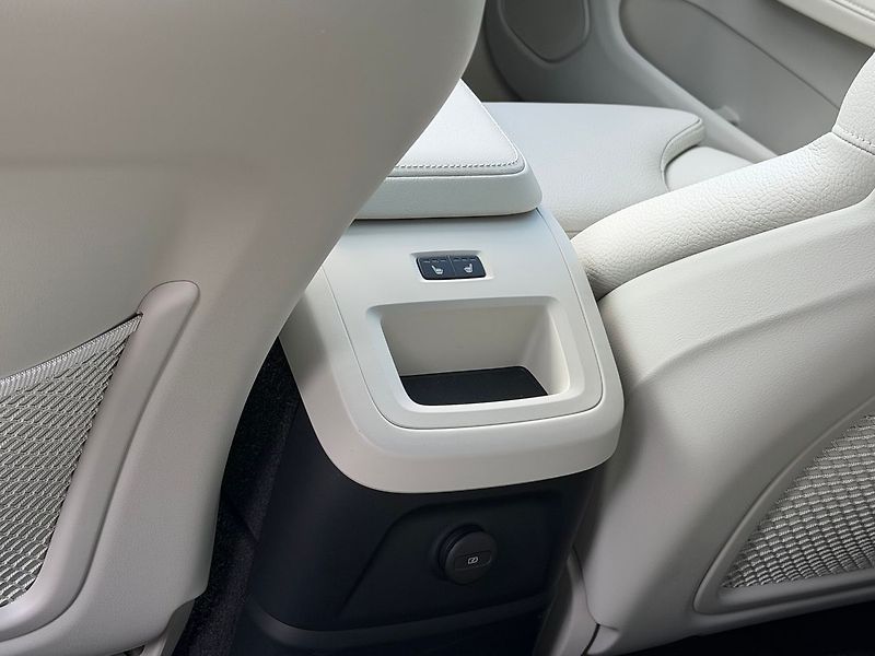 Volvo XC60 PLUS T6 AWD PHEV ACC,BLIS - fotka 12 z 21