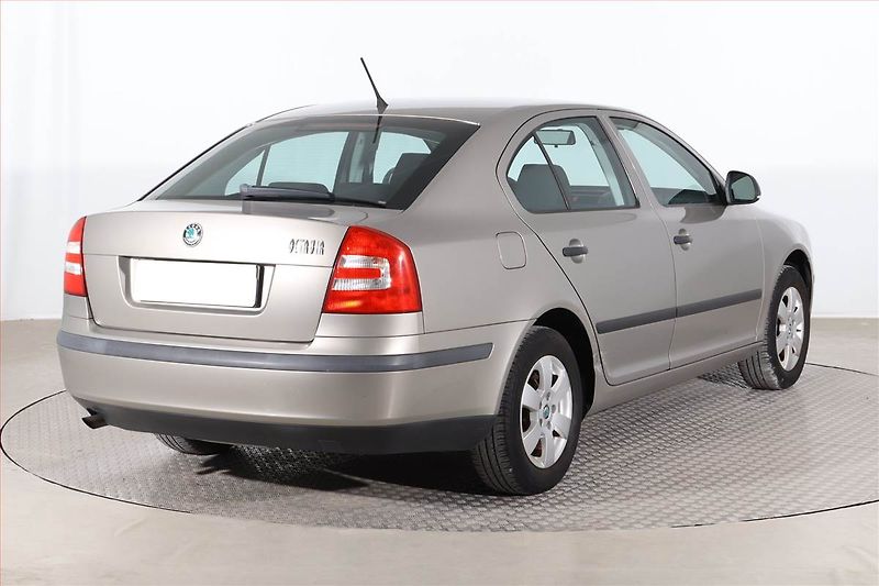 Škoda Octavia (2011) 1.6, Serv.kniha, Tempomat - fotka 5 z 19