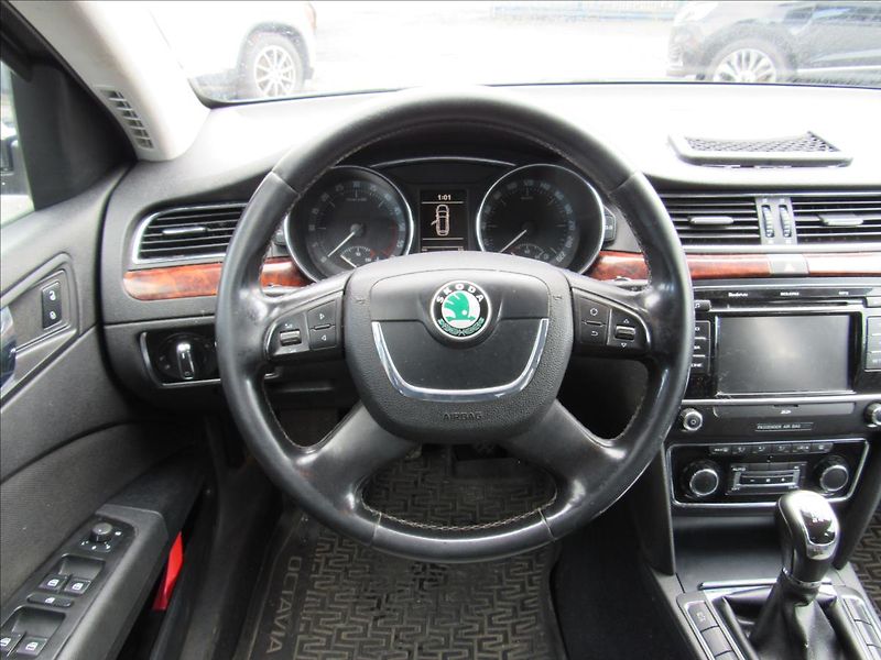 Škoda Superb 1,9 TDi 77kW Combi - fotka 12 z 30