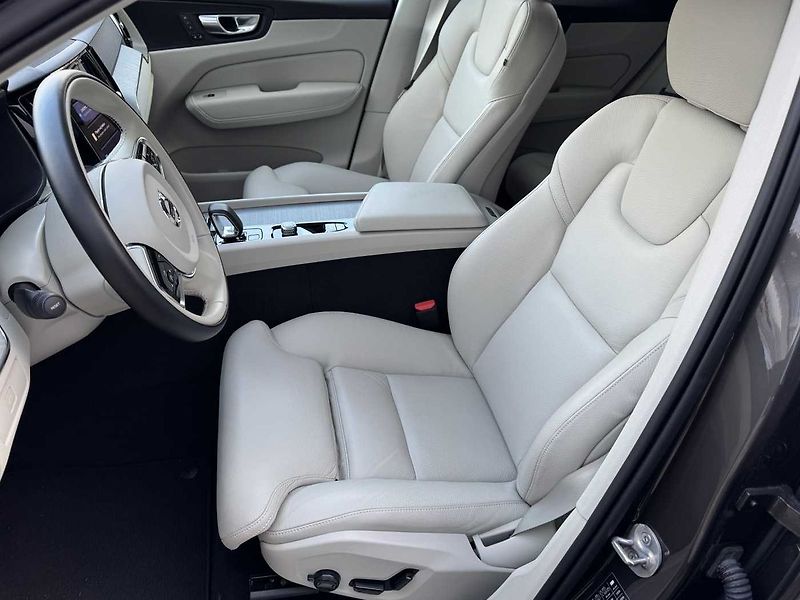 Volvo XC60 Plus B4 AWD Light paket - fotka 10 z 23