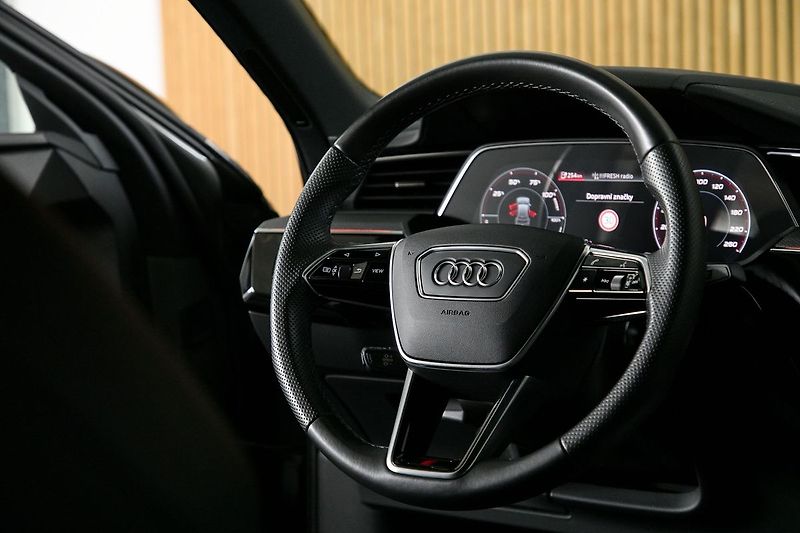 Audi e-tron 55 300kW SB BlackEdit ZÁRUKA - fotka 26 z 48