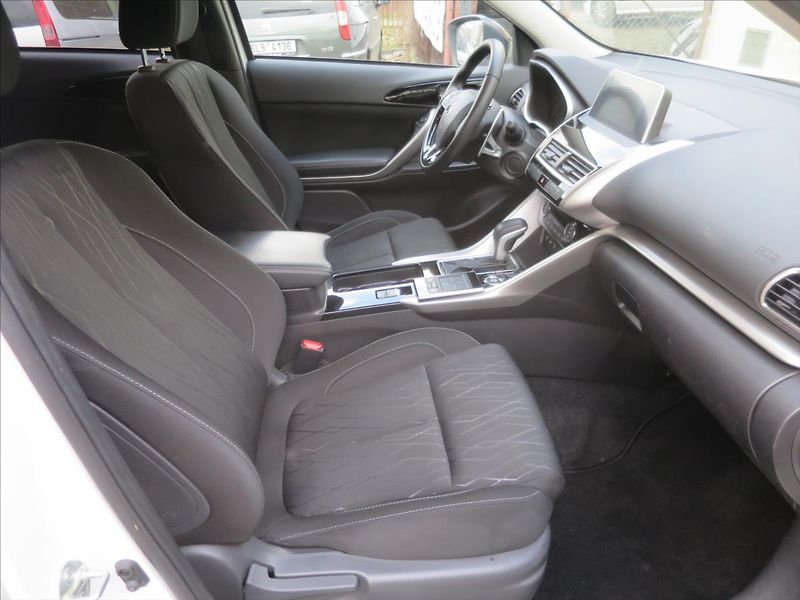 Mitsubishi Eclipse Cross 2,2  DI-D Activa+ 4x4 - fotka 14 z 27
