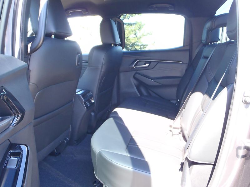 Isuzu D-Max  2.2 Double Cab V-CROSS 4x4 - fotka 11 z 26
