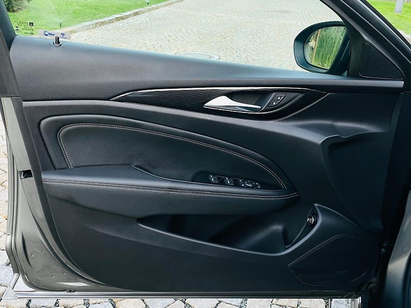 Opel Insignia 2.0CDTi MAN SERVISKA TAŽNÉ LED - fotka 31 z 55