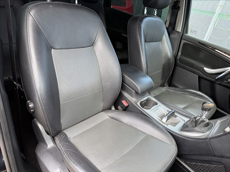 Ford Galaxy 2.0 TDCi Ghia 7míst - fotka 16 z 23