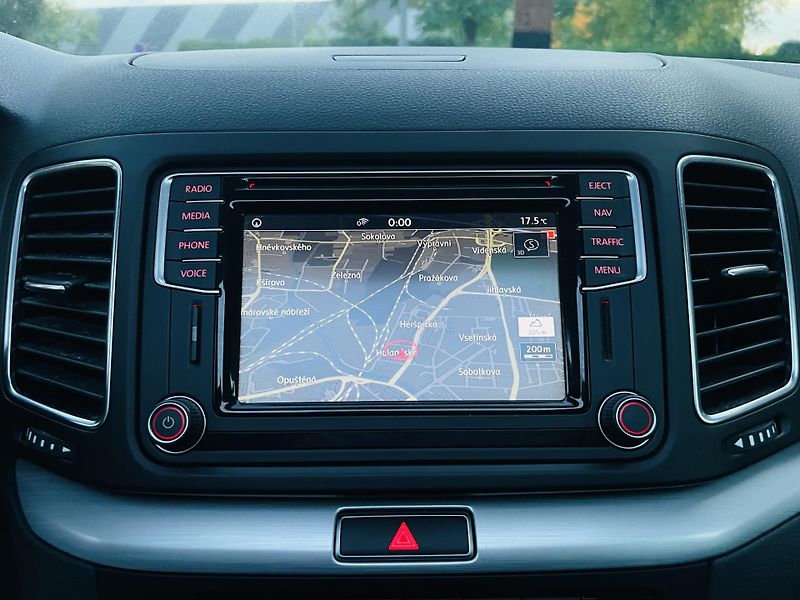 Volkswagen Sharan 2.0TDI MAN 7MÍST TAŽNÉ KAMERA - fotka 40 z 46