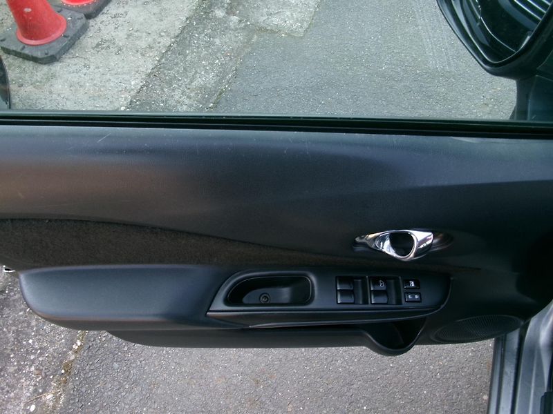 Nissan Note (2013) 1.2i AC BT HF ALU TEMP - fotka 22 z 28