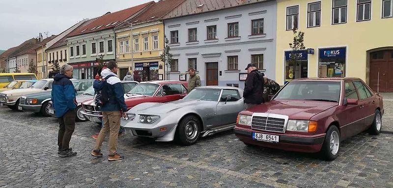 Výstava veteránů na třebíčském náměstí zakončila sezonu Veteran Car Clubu Třebíč 2022