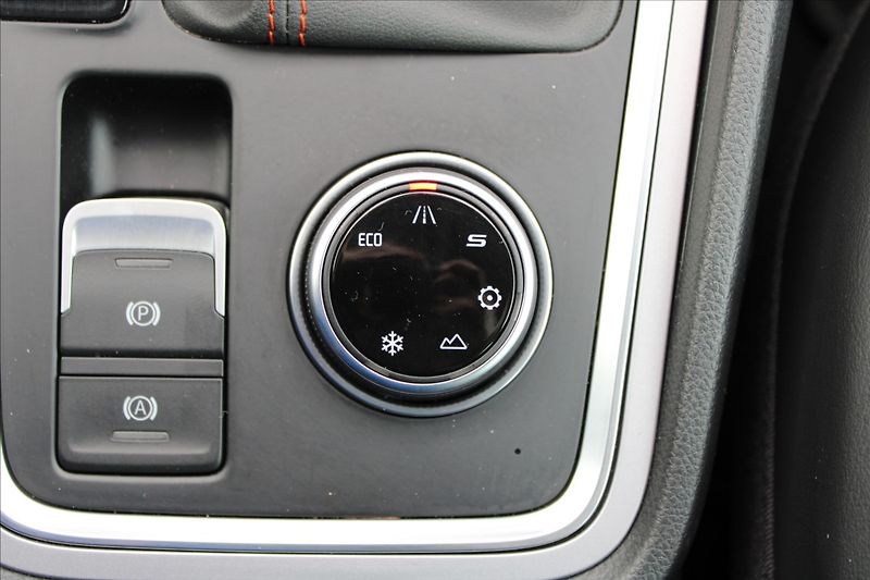 Seat Ateca 2,0 TDI  ČR,1.MAJ,A/T,4x4,FR - fotka 25 z 41