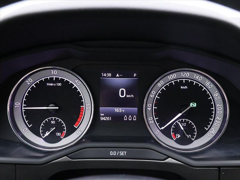 Škoda Superb 2,0 TDI DSG 4x4 CZ Style DPH - fotka 17 z 32