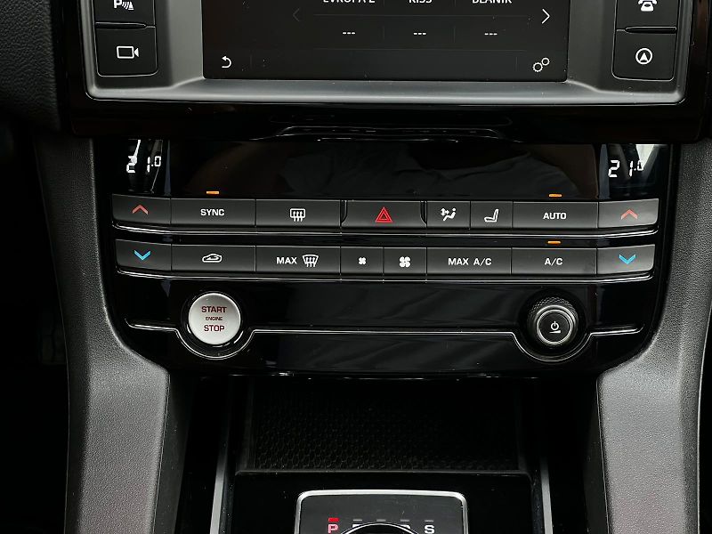 Jaguar F-Pace 20d Aut. Prestige AWD PANO TZ  - fotka 16 z 25