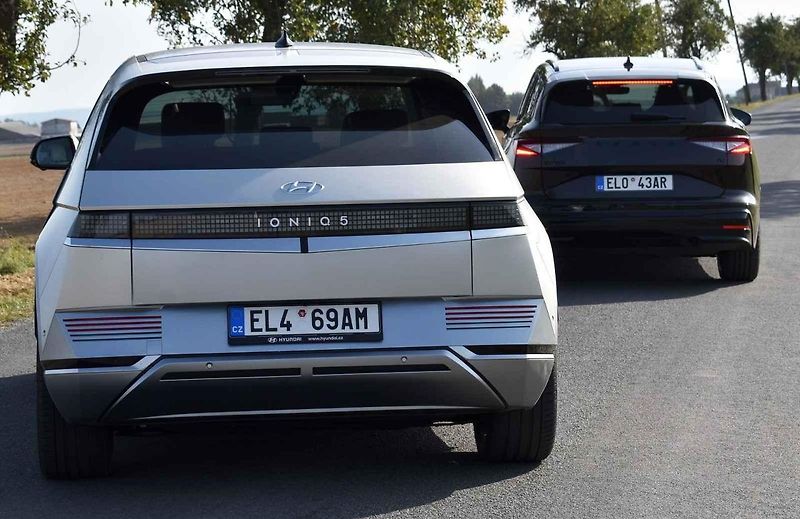 Škoda Enyaq iV a Hyundai Ioniq 5 při testu