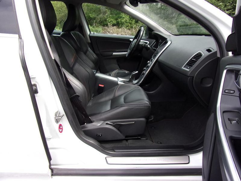 Volvo XC60 (2016) 2.0 D4 140kW OCEAN RACE KRÁSNÉ - fotka 23 z 27