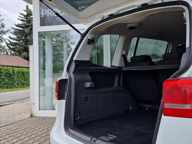 Volkswagen Touran 2,0 TDI 7MÍST VÝHŘEV KLIMA - fotka 11 z 26