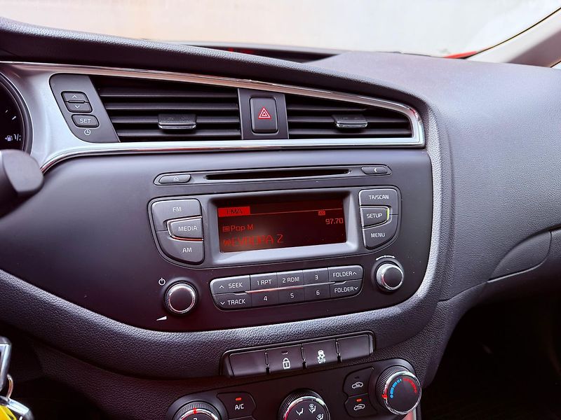 Kia Ceed 1.4 Comfort, ČR, 1.Maj, Servis - fotka 18 z 26