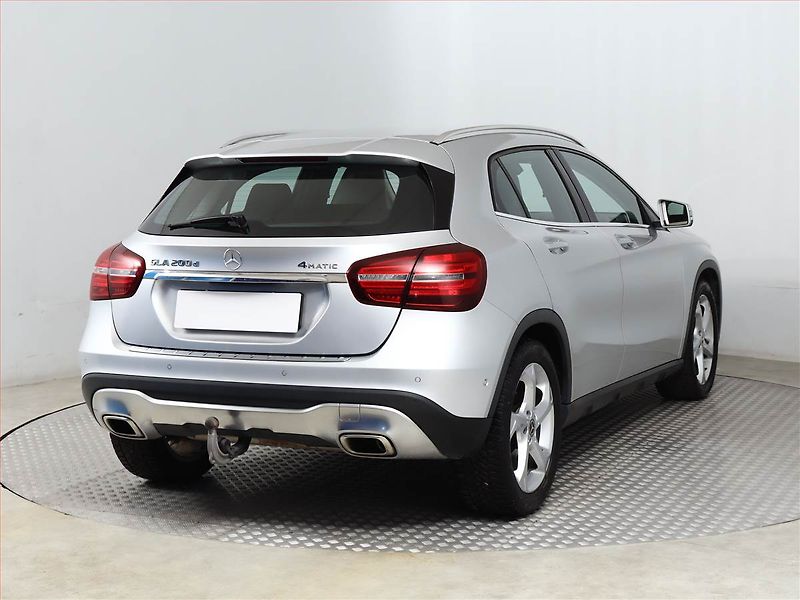Mercedes-Benz GLA (2018) 200 d 4MATIC, 4X4 - fotka 5 z 19