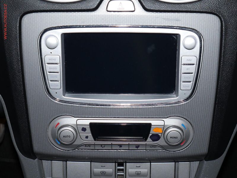 Ford Focus (2008) 2.0i, Klima - fotka 13 z 14