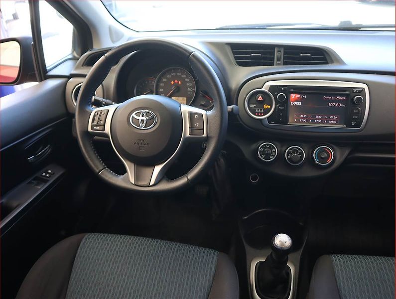 Toyota Yaris (2011) 1.0 VVT-i, Serv.kniha - fotka 7 z 15