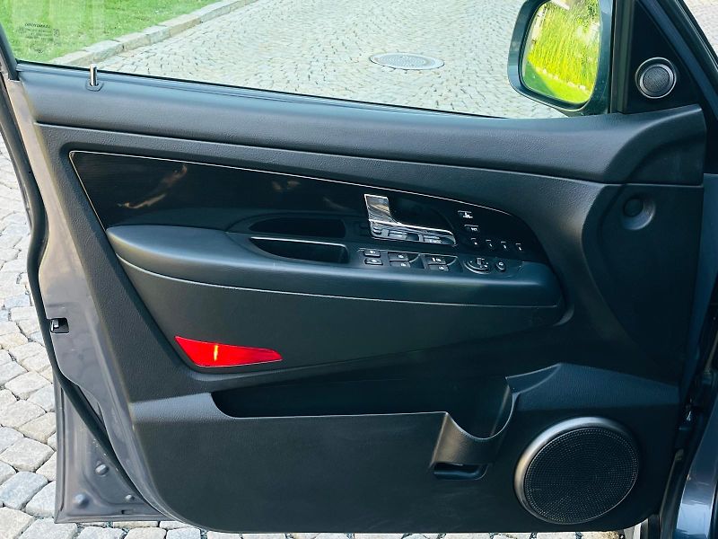 SsangYong Rexton 2.2TD 4x4 AUTOMAT TAŽNÉ VÝHŘEV - fotka 30 z 43