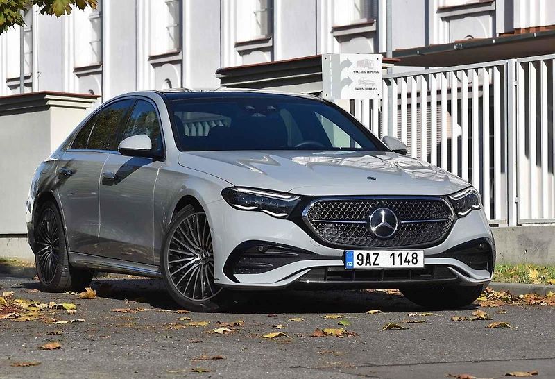 Nový Mercedes-E je současně důstojný i naprosto moderní