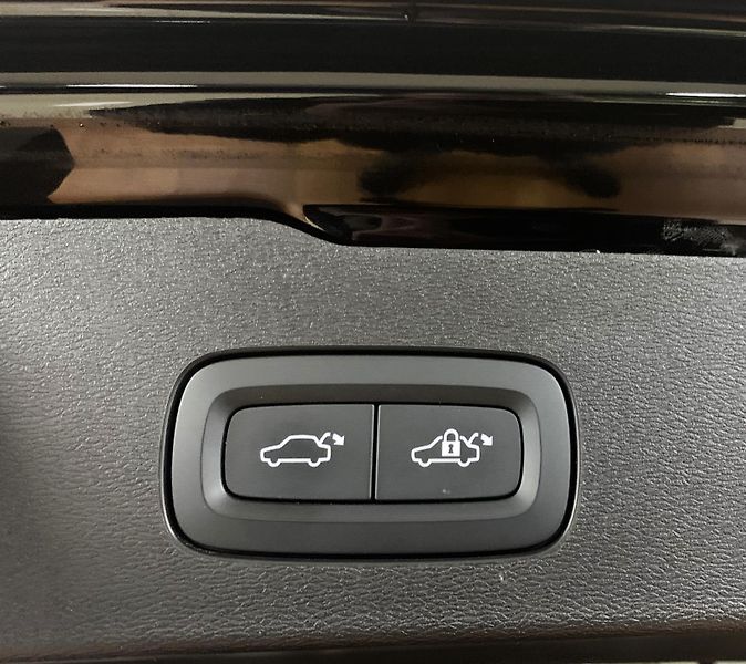 Volvo V60 RECHARGE T6, AWD PLUS DARK ČR - fotka 9 z 42