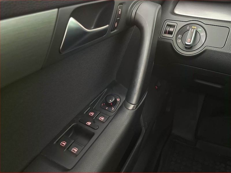 Volkswagen Passat (2012) 2.0 TDI, Automat, Xenony - fotka 19 z 19