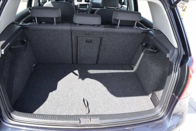 Volkswagen Golf 1,9 TDI 77KW 4X4 PO ROZVODECH - fotka 25 z 46