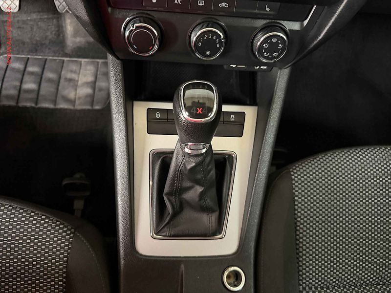 Škoda Octavia (2014) 1.6TDi 4x4, AC, výhřev sed - fotka 15 z 17