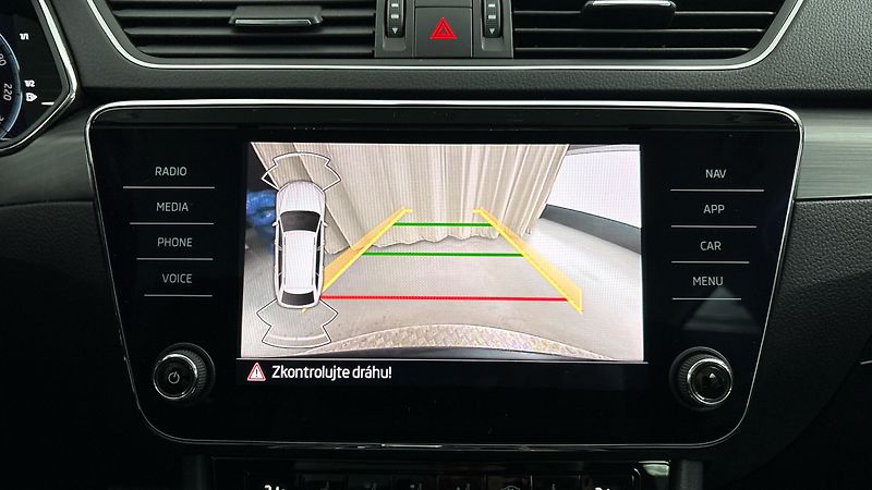Škoda Superb 2.0 TDI DSG Style Combi - fotka 12 z 28