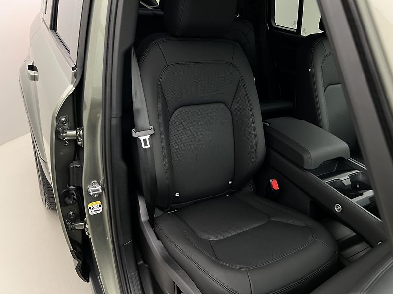 Land Rover Defender 110 D300 X-DYNAMIC SE AWD AUT - fotka 19 z 43