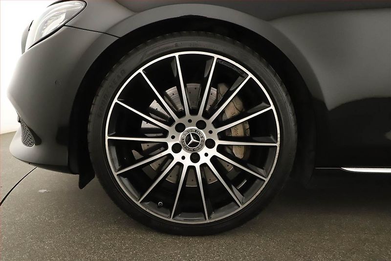 Mercedes-Benz Třídy E (2017) AMG Paket E 400 4MATIC - fotka 12 z 29