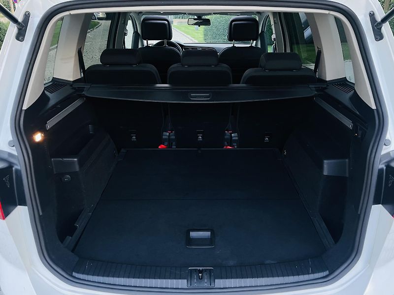 Volkswagen Touran 1.6TDI MANUÁL SERVISKA TAŽNÉ - fotka 20 z 44