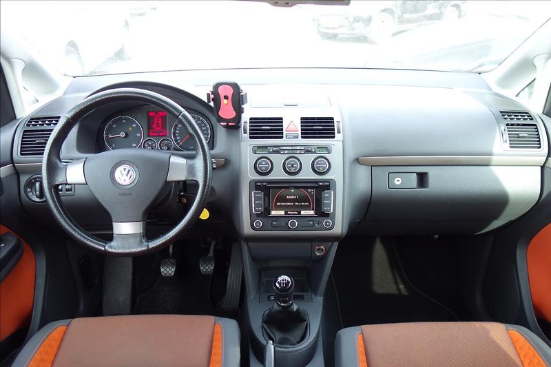 Volkswagen Touran 2,0 TDi,SERV.KN.,CROSS,7 MÍST. - fotka 20 z 32
