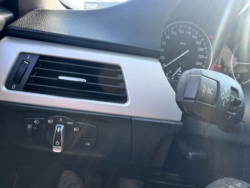 BMW Řada 3 (2011) E90 2,0D 85 KW PĚKNÝ - fotka 31 z 45