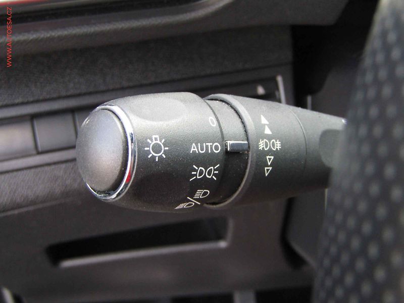 Peugeot 5008 (2019) 1.2 PT, GT Line, LED, navi - fotka 14 z 23