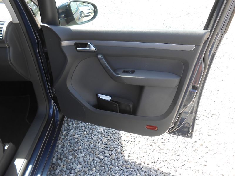 Volkswagen Touran 1.6TDi, NAVI,7Míst!!! - fotka 18 z 43