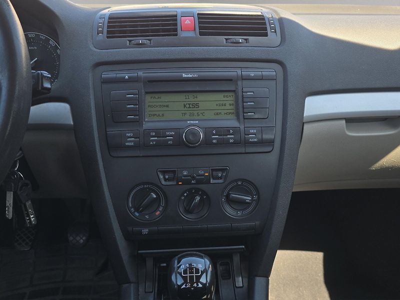 Škoda Octavia (2004) 1.9 TDi 77kw, ČR - fotka 12 z 16
